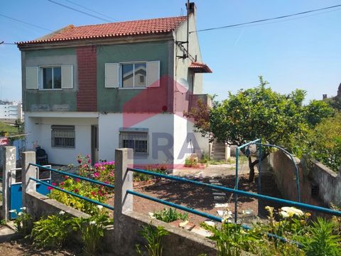 Detached house on a plot of land measuring 250m2. Consisting of three floors with independent use. The basement needs work, ground floor with 2 bedrooms and 1st floor with 2 bedrooms. Patio with garden, annex and well. For more information or to sche...