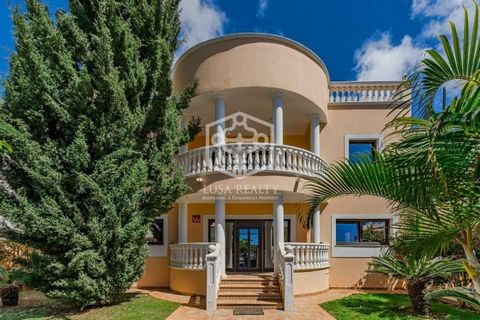 Wonderful 5 bedroom villa for sale in El Madroñal, prestigious area of luxury villas, very quiet area, but at the same time in the centre of the municipality. Area with good infrastructure, next to the public school Costa Adeje, has quick connection ...