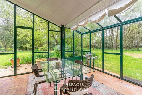 Property in the heart of the vineyard, in the heart of Vallet, only half an hour from Nantes. This unique residence, built by an architect in 1971, is hidden in the heart of a lush park of more than one hectare. With a living area of 372 m2 divided b...