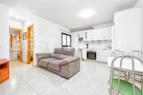 Best House puts up for sale a fantastic 60-meter apartment a few meters from the Las Arenas Shopping Center and Las Canteras Beach, close to all services. The apartment is located on the 2nd floor with an elevator. It has 2 bedrooms, a kitchen integr...