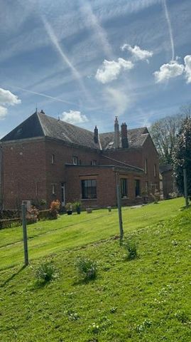 Magnificent farmhouse located about 20 km south-east of Saint-Quentin, 22 km north of Laon and it is easily accessible by exit 12 of the A26 motorway and close to Belgium. It consists of a main house of 420 m2 completely renovated, a second house tha...