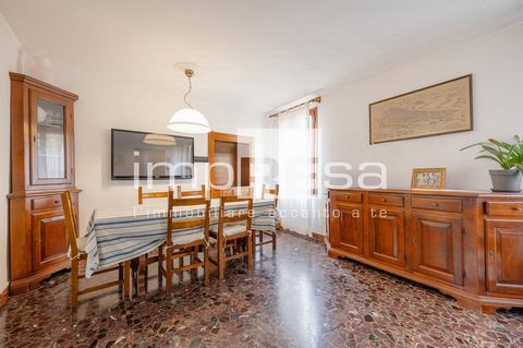 4 bedroom apartment, in Venice Cannaregio In the Cannaregio district, in an excellent position, very close to Rialto and Campo SS Apostoli, a charming and bright 131m2 apartment is offered for sale, located on the second floor. The apartment consists...