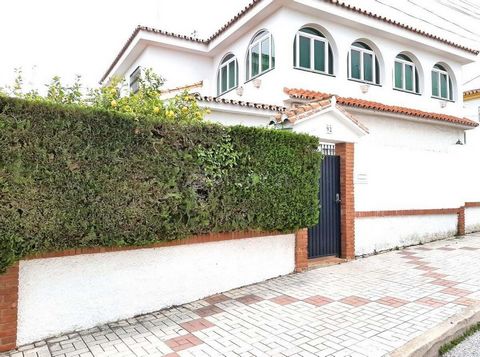 REFERENCE 0093-01510 NUDA property for sale, ideal for INVESTORS! Detached villa in Alahurin de la Torre located near the city center. This property has a 751 m2 plot located on a corner and 350 m2 built, a 2-story main residence with a large porch a...