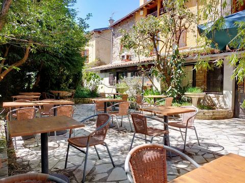 In the heart of the Cathar country, come and discover this hotel-restaurant from the 60s, a true local institution. Located in the village at the foot of the castle (soon to be a major site in France), this historic building will allow you to provide...