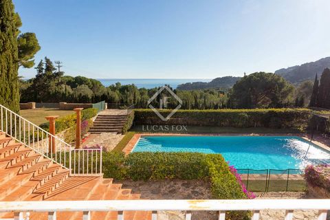 Lucas Fox presents this classic 835 m² villa with impressive gardens, swimming pool and wonderful panoramic sea views, on a large southerly aspect plot of 7,066 m². In addition, it is located just a few minutes walk from the beach. The property is di...