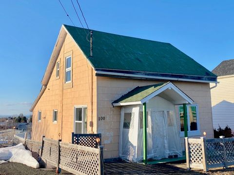 At a low price, one and a half floor cottage on a plot of 3010 square feet. It offers 3 bedrooms, a bathroom and a shower room. INCLUSIONS -- EXCLUSIONS Dressing of windows, luminaires