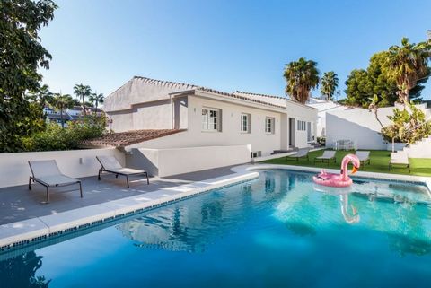Welcome to this lovely 5 bed / 3.5 bath contemporary villa with pool. Upon entering, you are immediately met with abundant natural light, a sensation of spaciousness and tasteful elements throughout. The kitchen offers open plan design, stainless ste...