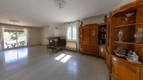 Paradou: Enjoying delightful surroundings this house, dating from the ‘80s, offers a wealth of possibilities. With an interior currently comprising a large living room, a kitchen and a split-level staircase that leads to 3 bedrooms and a bathroom, th...