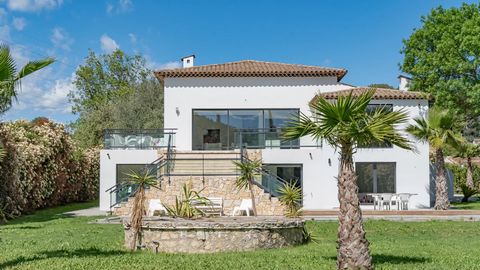 In the Saint Basile / La Peyriere district, in a quiet area, this completely renovated villa of approximately 400 m2 benefits form having a south exposure. Accommodation, modern and sleek offers a very large reception area, huge bay windows create an...