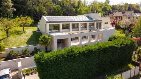Newly built villa near the golf course. In a hilly position in Marciaga di Costermano sul Garda, this exclusive modern newly built villa is for sale. The bright rooms, the large windows with a magnificent view of Lake Garda, the furnishings and atten...