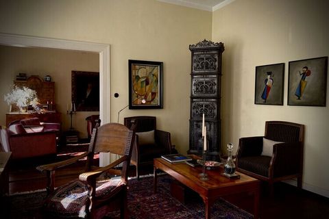 Chambres confortables meublées avec des antiquités. Passez des heures agréables devant la cheminée rugissante. La 