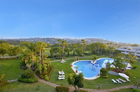 A truly stunning completely as new duplex 4 bedroom en-suite penthouse with a spectacular new modern design offering simply amazing views to las brisas golf club and the Golf Valley from the terraces, This urbanization also benefits from full indoor ...