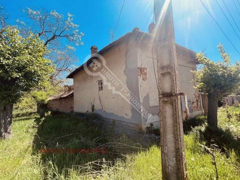 Imoti Tarnovgrad bietet Ihnen ein zweistöckiges Haus im Dorf Slomer, das 15 km entfernt liegt. ab Fr. Pavlikeni. Das Haus liegt in der Nähe des Dorfzentrums mit ganzjährigem Zugang. Das Anwesen hat eine Fläche von 80 m², verteilt auf zwei Etagen: Der...