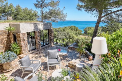EXCLUSIVITY - You dream of a typical Gaou Bénat house: cubic, with Bormes stone, in the heart of nature and offering comfort and modernity. Come and discover this magnificent property which has benefited from a complete renovation with extension, usi...