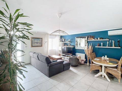 This cosy apartment, 300 metres from the ramparts, enjoys a spacious and well-appointed living room with a view of the garden. In a quiet street with little traffic, you can enjoy a green and bucolic outdoor space. It is composed of two bedrooms, a k...