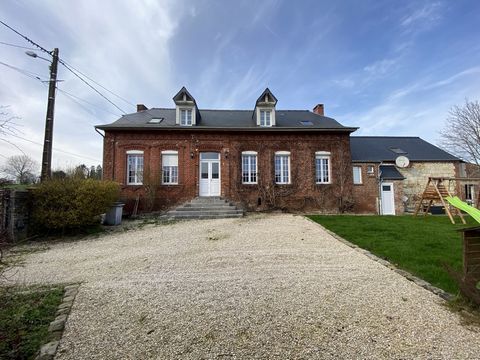 WATREMEZ IMMOBILIER offers you this charming and authentic detached house of 145 m2 in a small country village near Guise offering on the ground floor: a beautiful entrance, a pleasant living room, a large contemporary fitted and equipped kitchen of ...
