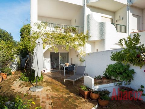 Dit prachtig gerenoveerde appartement met 2 slaapkamers ligt in een zeer gezocht en rustig wooncomplex in Praia da Luz. Het is gunstig gelegen op loopafstand van alle voorzieningen van Praia da Luz, waaronder het prachtige zandstrand en op slechts 15...