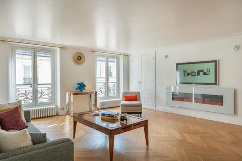 On the border of Paris 1st and 9th - Between Place Vendome and Place de la Madeleine, situated on a bustling street, in a well-maintained luxury building with an elevator, a traversing apartment. Accommodation comprising: an entrance hall, a living r...