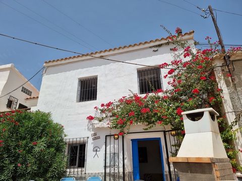 Dies ist ein schönes traditionelles zweistöckiges Dorfhaus in Barrida los Manas, in der Nähe von Sorbas. Der Eingang, der Sie durch Ihr Tor begrüßt, ist ein privater Terrassenbereich, der ein idealer Bereich ist, um das Leben im Freien zu genießen, d...