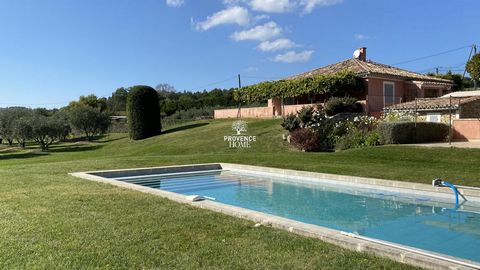 Provence Home, l’agence immobilière du Luberon, vous propose à la vente, une magnifique propriété ancienne entièrement rénovée, située dans le triangle d'or, offrant une vue panoramique imprenable sur le Luberon ainsi que sur les villages de Bonnieux...
