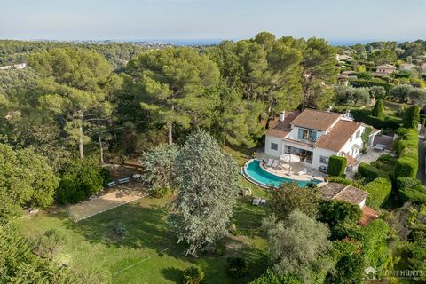 Charming 300 m2 architect-designed property set in 3,265 m2 of grounds. With 6 bedrooms spread over 2 levels, this superb villa offers all the comforts you could wish for. Its beautiful flat plot offers a magnificent view of the Baou, and it also ben...