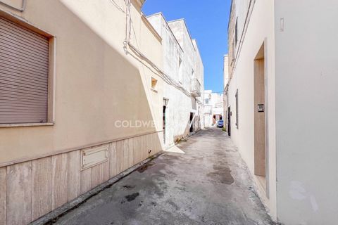 COPERTINO (LE) Vicolo La Giuggiola 33 In the heart of the municipality of Copertino, in a well-served area, a few kilometers from Lecce and the beautiful beaches of the Ionian Sea, we are pleased to offer for sale a detached house with typical Salent...