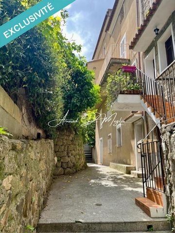 Situé au coeur du charmant village de Sartène, dans le sud de la Corse, cet appartement T3 à rénover entièrement offre un cadre de vie authentique et chaleureux. Proche de la place Porta, vous pourrez profiter de la vie animée de ce quartier historiq...