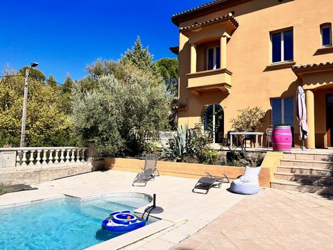 Located in a small market town near Carcassonne, large character town house with panoramic views ofn the town and the green surrounding hills. This house is set in a dominant position and comprises a large living room, fully equiped kitchen/dining ro...