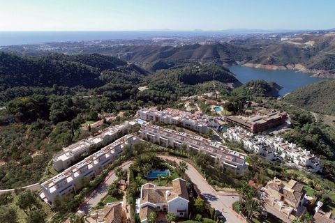 Discover a hidden gem in Marbella's picturesque hills, offering breathtaking panoramic views of the Concepcion reservoir and the stunning coastline. This tranquil retreat is perfect for nature enthusiasts seeking serenity, while still being close to ...