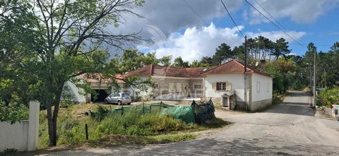 Rustic T3+1 single-family single storey house, in the center of Ourém. Privileged location, close to and overlooking the Castle. Very quiet place and at the same time conveniently close to the city with all services, commerce, schools and institution...