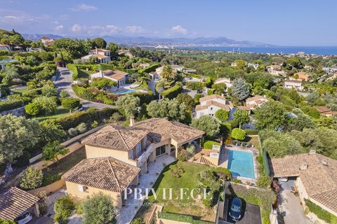 Isabelle SPARACIA - PRIVILEGE Immobilier & Conseil offers you this magnificent Provencal villa of 7 rooms on a plot of about 1250m2 with swimming pool, ideally located in a private and secure domain in Antibes. Nestled in the heart of a peaceful envi...