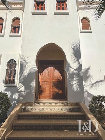 TYPISCHE RIAD AGADIR-FOUNTY De Marokkaanse geest en zijn knowhow komen perfect tot uiting in de architectuur en verfijnde inrichting van deze Riad van meer dan 400m² met tuin en zwembad. Gebouwd met traditionele kwaliteitsmaterialen (zellige, tadelak...