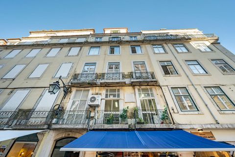 Apartment T4 in downtown Lisbon, located 1 minute from Rua Augusta, 3 minutes from Chiado, Praça do Comércio, Restauradores, and just 100 meters from the Tejo River. This property is the right choice for those looking to live in the heart of the Port...