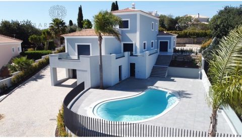 Excellent new 4-bedroom villa with pool! Book your visit now! Villa with 4 en-suite bedrooms with dressing room, cinema room and garage for 2 cars. It consists of 3 floors, basement, ground floor and 1st floor, 4 bedrooms all en-suite, fully equipped...