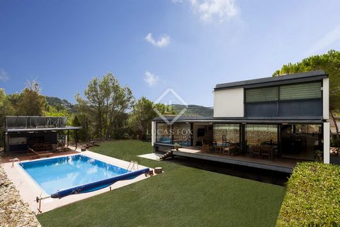 Built in 2005, this unique modern villa offers bright, airy living spaces and mountain views from its peaceful and spacious plot in Mas Mestre, just a short drive from Sitges. Outside we find an attractive a deck, heated swimming pool, barbecue area ...