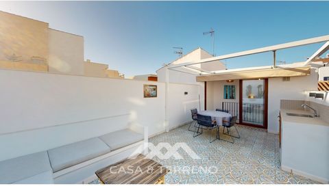 This beautiful townhouse in 2nd line of the beach is 20 metres from the sea and fantastic bars. It has 2 bedrooms, a bathroom, a guest bathroom, a living room, a kitchen with dining area and a large terrace with sea views. On the ground floor we find...