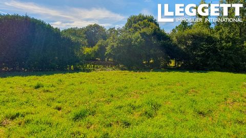 A22744DEM22 - Building land of 882m2 in the lovely village of Saint-Gilles-Vieux-Marche, just 10 minutes drive from the beautiful tourist spot of Lac de Guerlédan with it's nature walks, beaches, bars, restaurants and watersport activities. The land ...