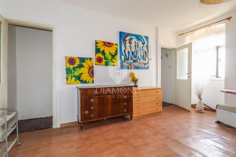Location: Istarska županija, Rovinj, Rovinj. Istria, Rovinj, surroundings, This charming house is located in a peaceful and authentic village near Rovinj, with a rich history and tradition. Spanning four floors, it offers plenty of space and opportun...