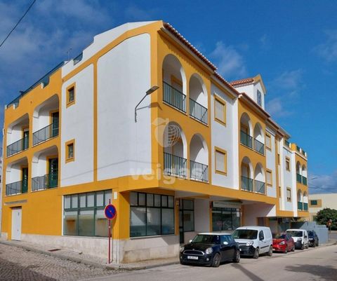 Fantastic 2-bedroom apartment with large rooms and in good general condition, on the 1st floor, with excellent sun exposure (facing south). Located in the village of Atouguia da Baleia, a rural and peaceful location. Ideal for those looking to live i...