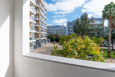 Building of 6 floors, with 14 units in total, being all the units of 3 bedroom typology, in a lot located in Quinta das Marianas in Carcavelos. Newly built, awaiting license to use. In a privileged area, well served by local business, schools, servic...