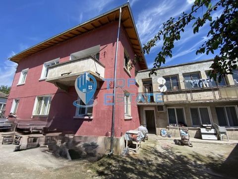 Top Estate Real Estate erbjuder dig ett massivt tegelhus i Plovdiv. Pavlikeni, Veliko Tarnovo-regionen. Fastigheten ligger i den södra delen av staden, på en gata med tillgång året runt. Husets första våning består av ett vardagsrum med kök, två sovr...