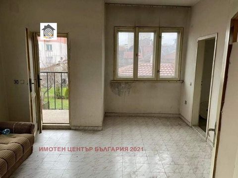 Real estate agency 'Property Center Bulgaria' for sale a floor of a house in Storgozia district. The house is located in close proximity to the school 'Dr. Petar Beron'. For more information, call the phone number and quote the following code: 92537.