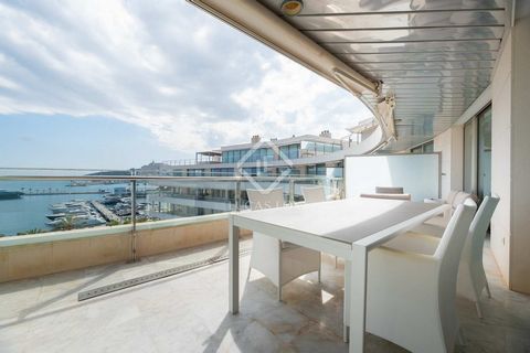 Situated in the vibrant heart of Ibiza, on the island's most prestigious street, lies this stunning nearly 200 square meter apartment in the renowned Miramar building. This exclusive residence offers a perfect balance of spaciousness, luxury, and com...