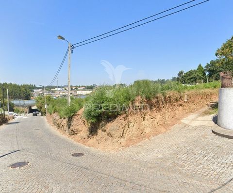 Terreno em Grijó na Rua do Ermo.   Terreno com possibilidade de construção de moradia4 frentes. Terreno com 664,10 m2, permitea construção de uma moradia isolada com 4 frentes, e uma distribuição doprograma arquitetónico em 2 pisos mais sub cave/gara...