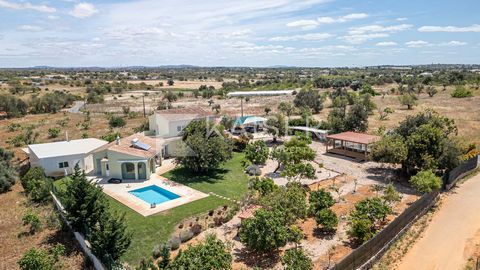 Denna nyligen renoverade villa ligger i paradiset, ett lugnt läge som erbjuder fullständig avskildhet med fantastisk utsikt över landet. Alla bekvämligheter ligger inom en kort bilresa, 3 min till Algarve Shopping, 15 min till den fantastiska Galé-st...