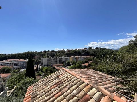 This nice apartment is located on the 1st floor of a small well maintained and very quiet condominium in Haut de cagnes. It is bright and in good condition. Its western exposure allows a beautiful small view toward the sea . Low expenses: 208 euros/ ...