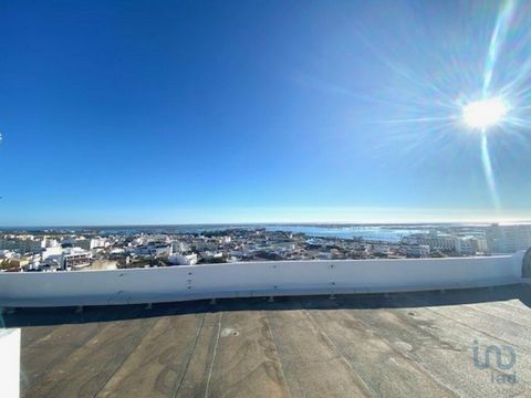 PORTUGAL-ALGARVE-FARO-CENTRO Apartamento DUPLEX T5 no centro da cidade de Faro, com vistas deslumbrantes a 180° para o Mar, para a Marina, para a cidade de Faro e para Ria Formosa. Apartamento em bom estado de conservação, no último andar com elevado...