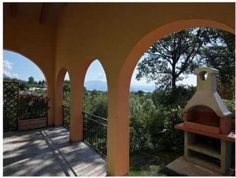 Preciosa villa con piscina y jacuzzi. Villa Ambra puede alojar hasta 6 personas en la prestigiosa zona de Valtenesi en el lago de Garda.