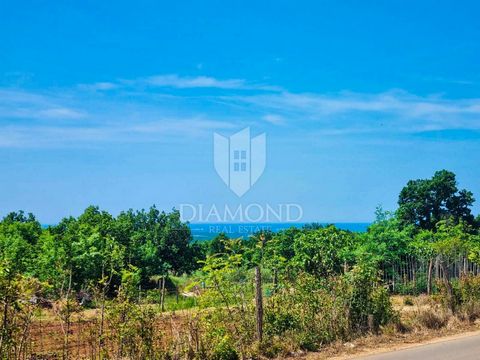 Location: Istarska županija, Poreč, Poreč. Poreč, surroundings, land with building permit and sea view In the suburbs of the city of Poreč, only 10 km away, this fantastic building land is for sale with an open view of the sea already from the ground...