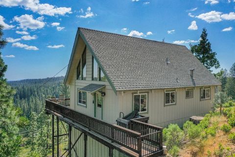 Experience breathtaking views of the Sequoia Woods Golf Course and Fly-In Acres Lake from this classic open loft chalet in Blue Lake Springs. This charming home boasts one of the most stunning bird's-eye perspectives in the area. On the main floor, y...